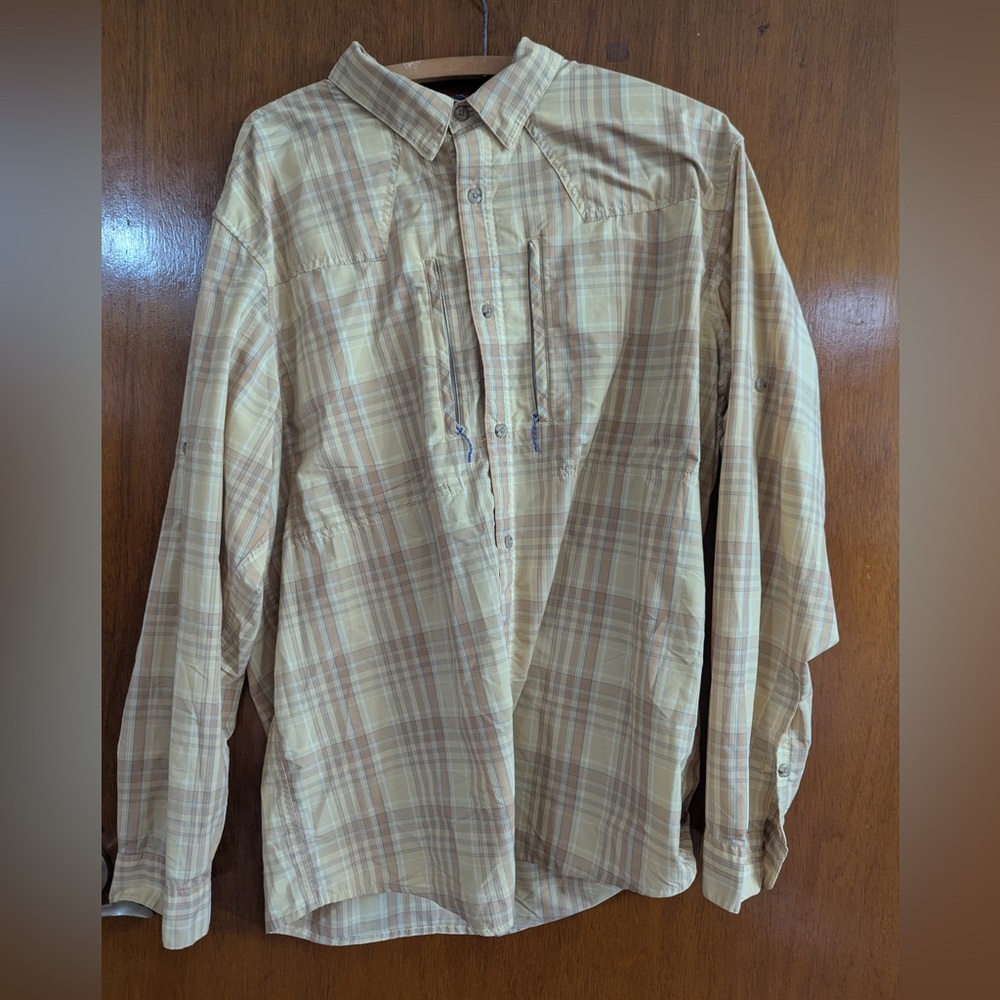 Patagonia Plaid Lightweight Button-Up Shirt in Beige & Light Brown - Men’s L